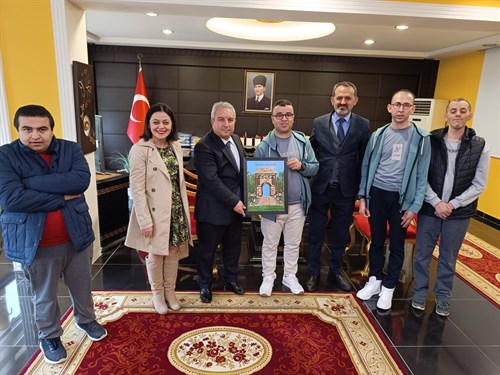 3 Aralık Dünya Engelliler Günü münasebetiyle Engelsiz Yaşam Merkezi Müdürü ve engellilerimiz Kaymakamımız Doç.Dr. Şükrü YILDIRIM'ı ziyaret ettiler.