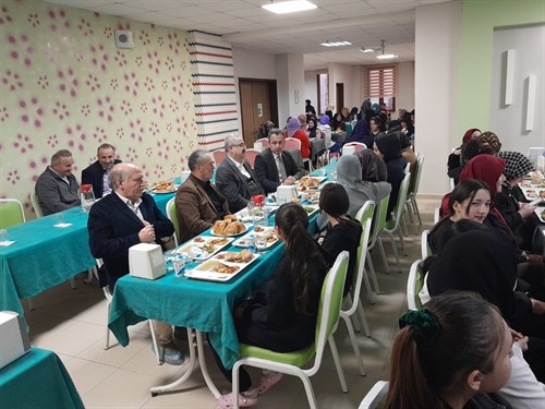    Kız Anadolu İmam Hatip Lisesi  Pansiyonunda Kalan Öğrencilerimizle İftar Yaptık