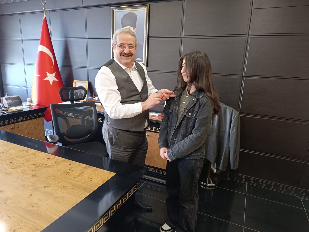 Çanakkale Zaferi 110.yıl dönümü nedeniyle düzenlenen Resim yarışmasında Türkiye Birincisi olan öğrencimiz Ecrin Su Celepçi'yi ödüllendirdik