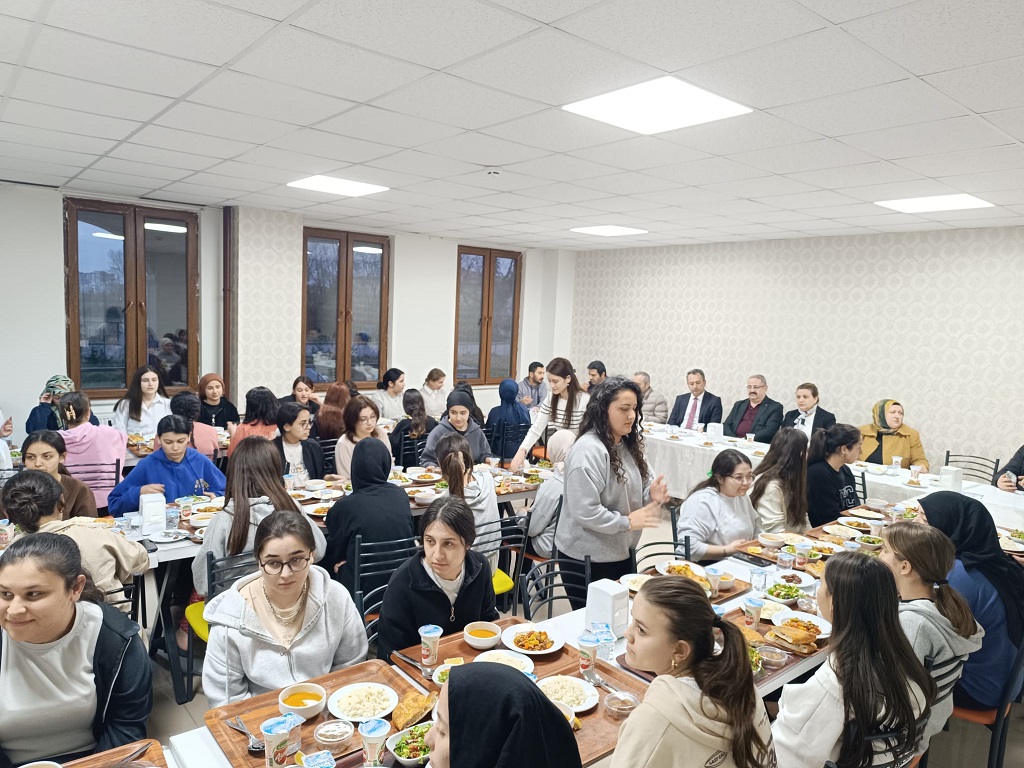 Yunus Emre mesleki ve Teknik AnadoluLisesi  Pansiyonunda Kalan Öğrencilerimizle İftar Yaptık.